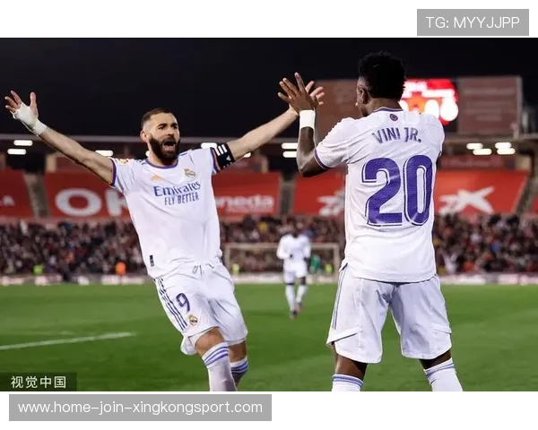 皇马维尼修斯右路切入传中前锋头球得手：从场上神话到训练日常的致胜路径